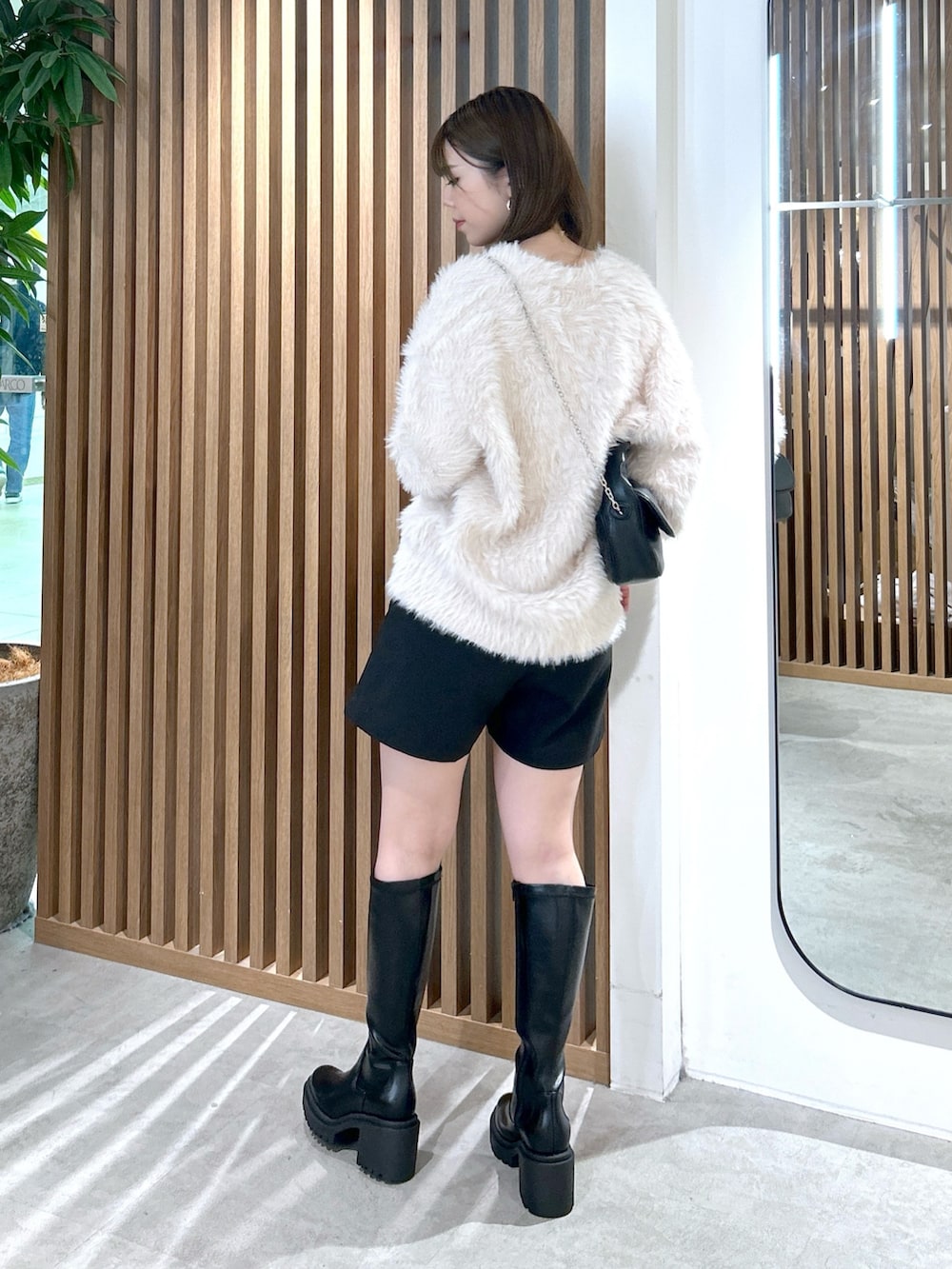 ホワイト系のカーディガン/ボレロ、ブラック系のショルダーバッグ、ブラック系のその他パンツを着用したレディースの秋コーディネートの3枚目の写真