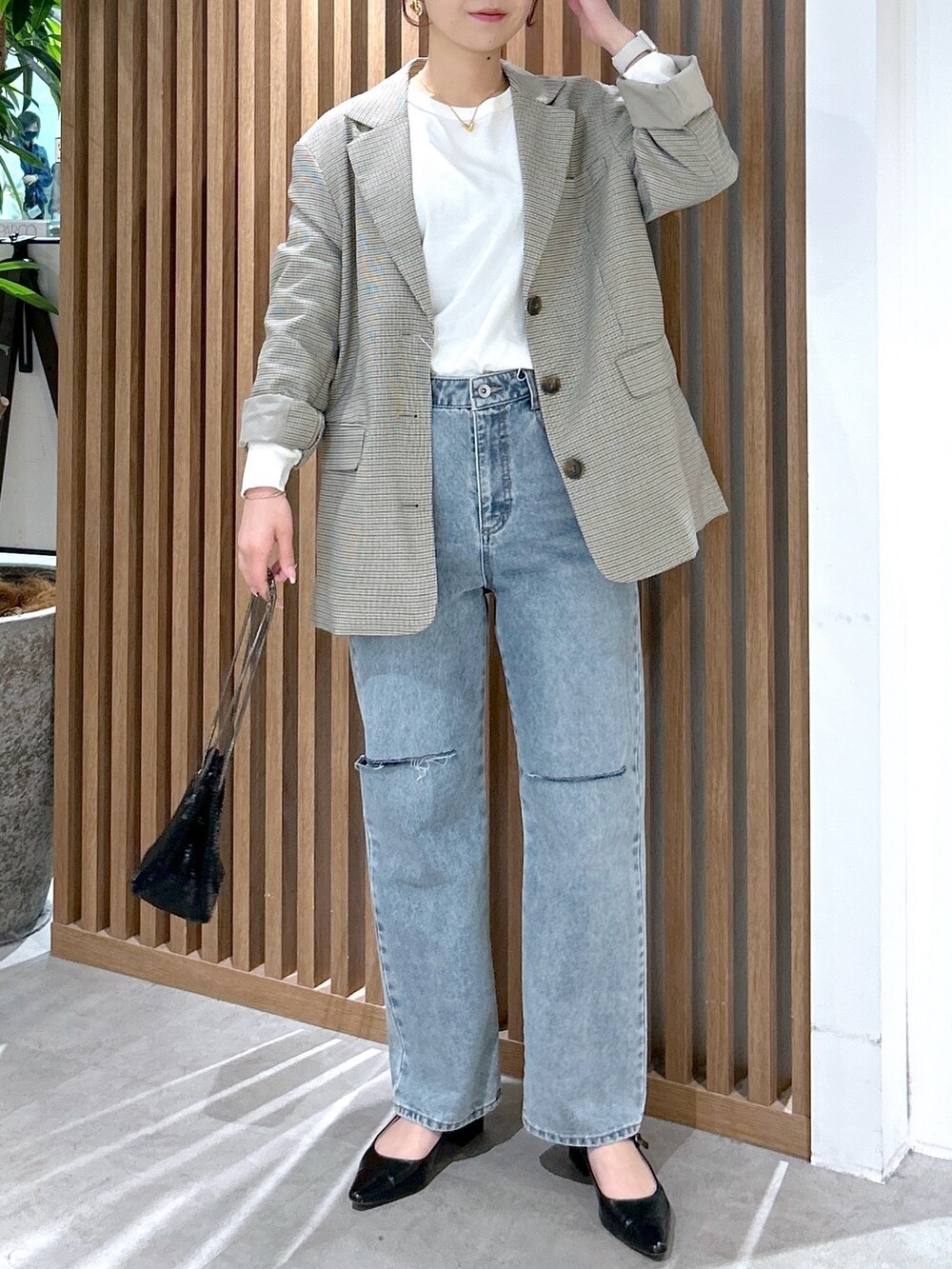 ホワイト系のTシャツ/カットソー、ホワイト系のテーラードジャケット、ブラック系のパンプスを着用したレディースの春コーディネートの6枚目の写真