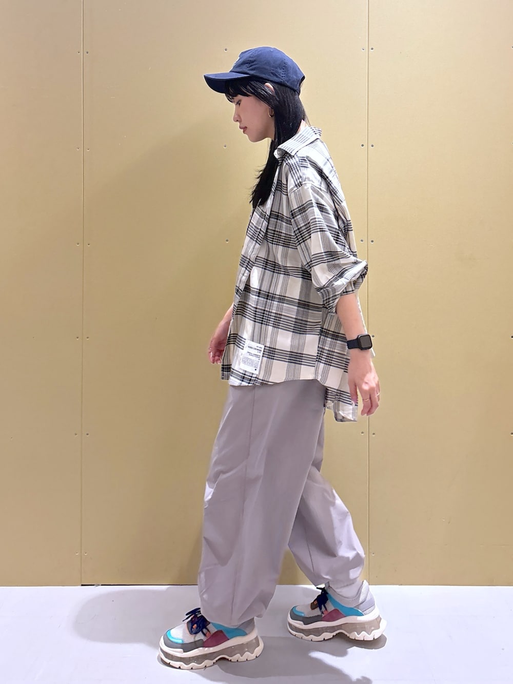 ブラック系のシャツ/ブラウス、グレー系のその他パンツ、その他のスニーカーを着用したレディースの春コーディネートの2枚目の写真