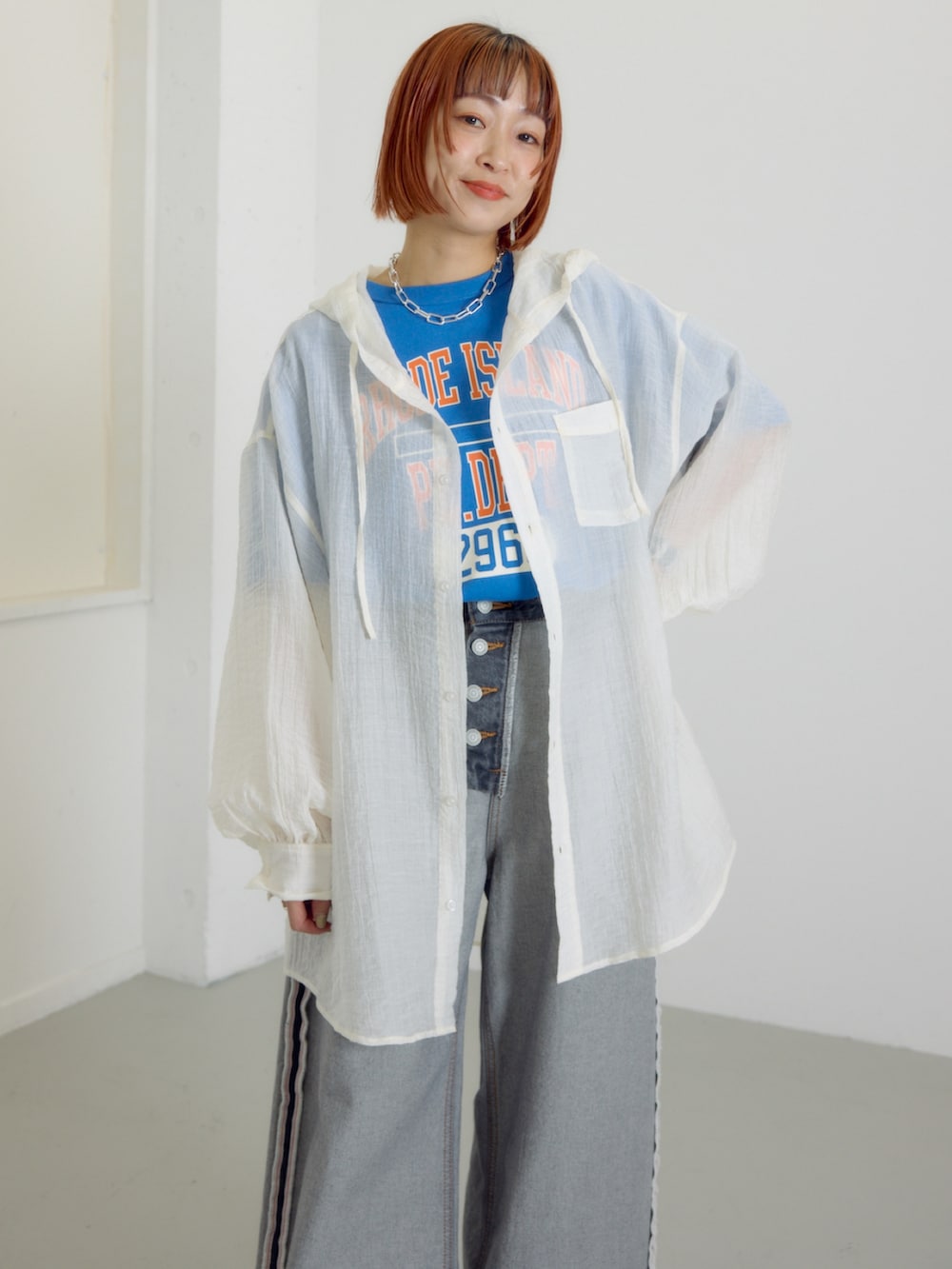 ブラック系のデニムパンツ、ホワイト系のシャツ/ブラウス、ブルー系のTシャツ/カットソーを着用したレディースの春コーディネートの3枚目の写真