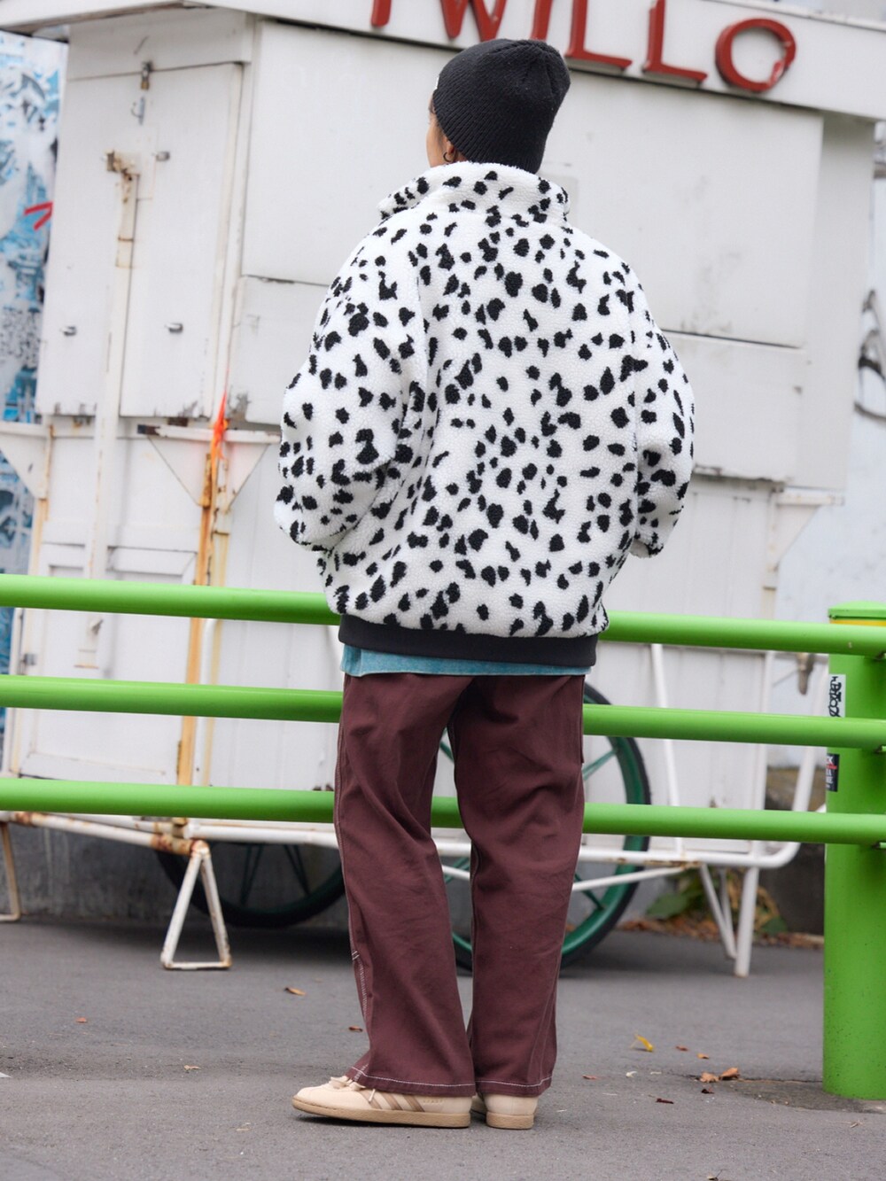 ブラック系のブルゾン、ブラウン系のその他パンツを着用したレディースの秋コーディネートの4枚目の写真