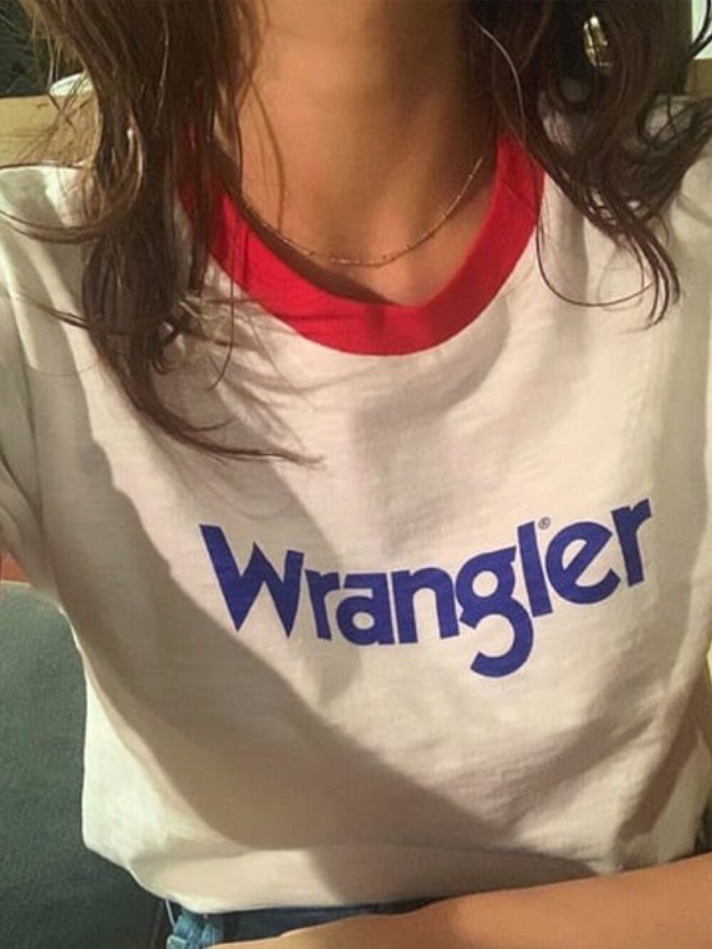 ホワイト系のTシャツ/カットソー、ブルー系のデニムパンツを着用したレディースの春コーディネートの4枚目の写真