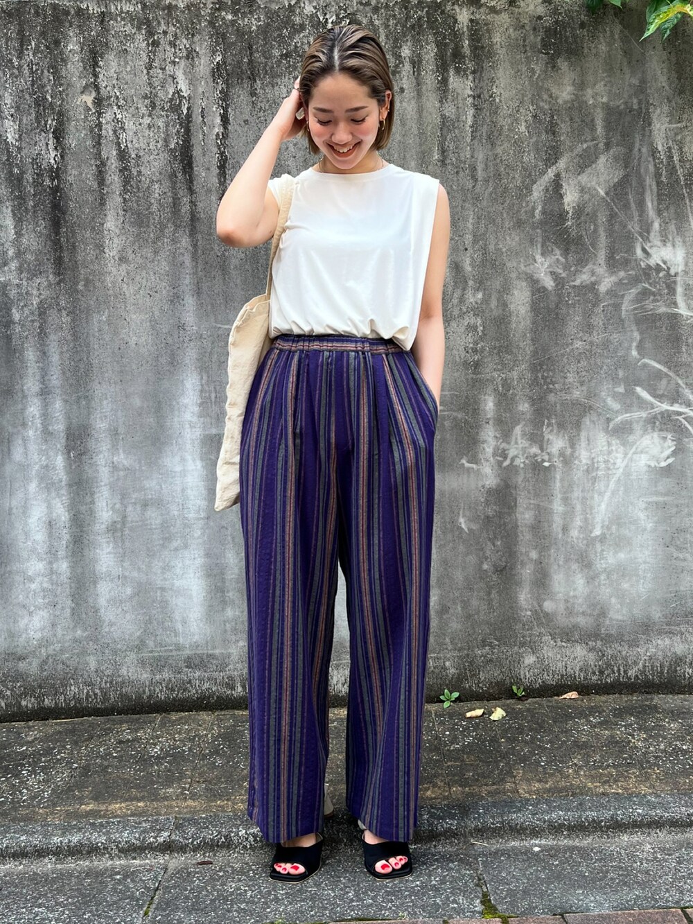 ブルー系のその他パンツ、ホワイト系のトートバッグを着用したレディースの夏コーディネートの2枚目の写真