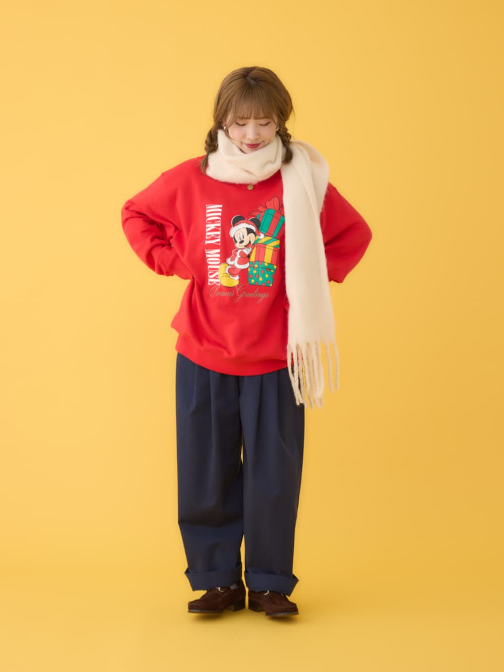「冬コーデ、ホリデースタイル、クリスマスコーデ、X'mas、ミッキーコラボ、ディズニーコラボ、マグカップ、マフラー、パンツスタイル、RODEO CROWNS WIDE BOWL、RODEOCROWNS、ロデオクラウンズワイドボウル、ロデオクラウンズ」｜「RODEO CROWNS WIDE BOWLの(MICKEY)Xmasスウェットトップス（スウェット、レッド系）」を使った、RODEOCROWNSWIDEBOWLさん（レディース・156cm）の秋コーディネートの5枚目の写真