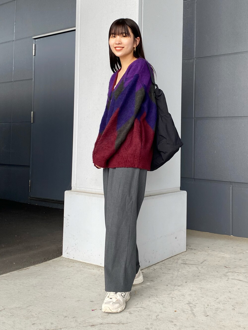 パープル系のカーディガン/ボレロ、ブラック系のショルダーバッグを着用したレディースの秋コーディネートの3枚目の写真
