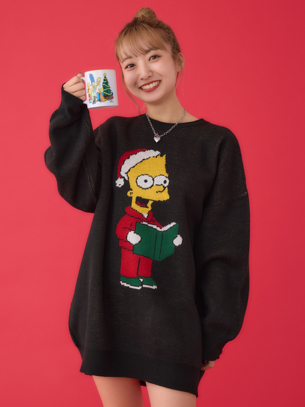 ブラック系のワンピース、レッド系のショルダーバッグ、ブラウン系のブーツを着用したレディースの冬コーディネートの5枚目の写真