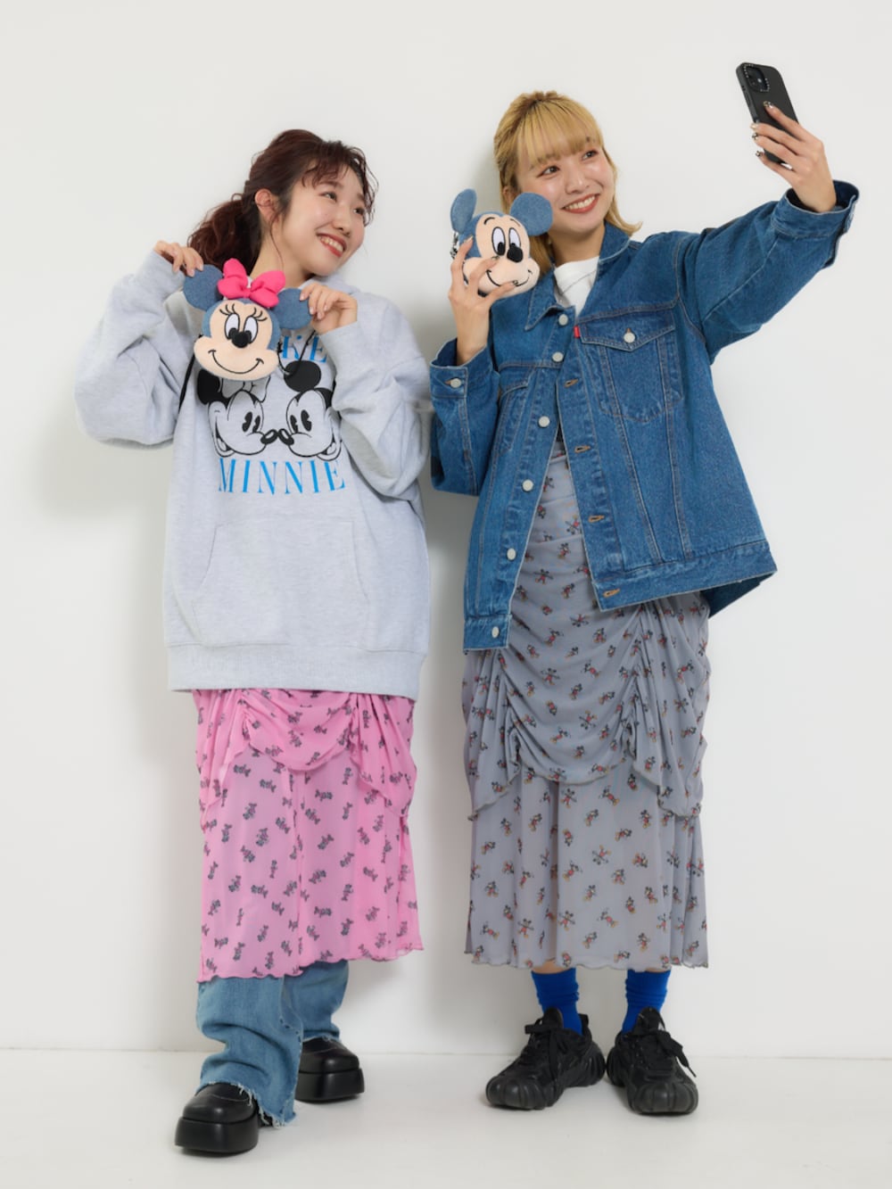 ブルー系のデニムジャケット、グレー系のワンピース、イエロー系のショルダーバッグを着用したレディースの冬コーディネートの2枚目の写真