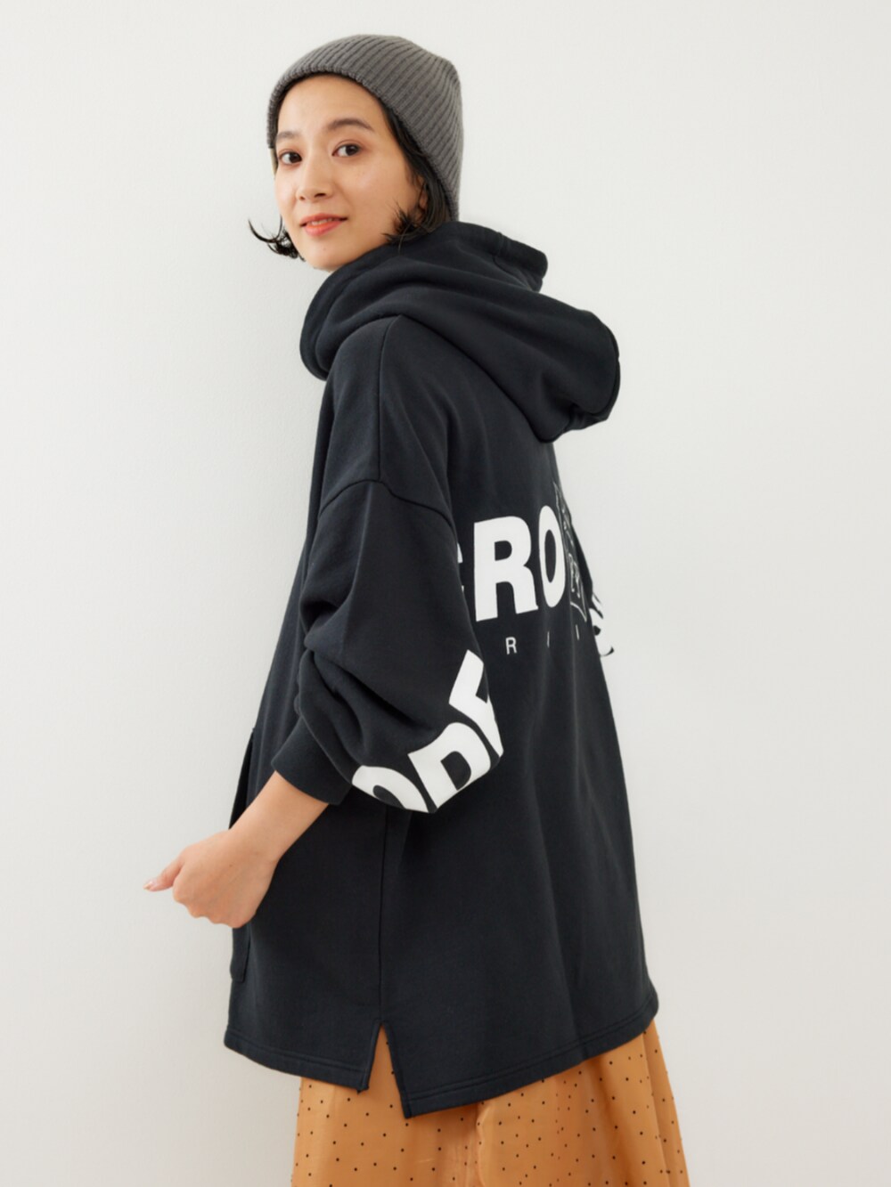 ブラック系のパーカー、ブラウン系のスカートを着用したレディースの秋コーディネートの3枚目の写真