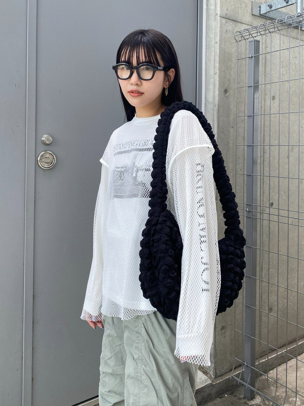 グリーン系のその他パンツ、ホワイト系のTシャツ/カットソー、ホワイト系のTシャツ/カットソーを着用したレディースの秋コーディネートの3枚目の写真