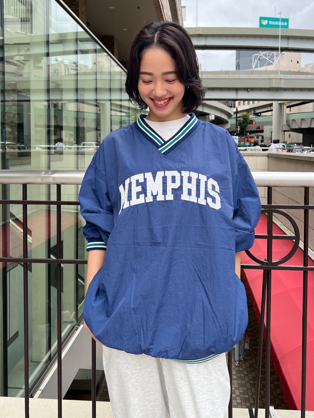 ブルー系のその他トップス、グレー系のスウェットパンツを着用したレディースの秋コーディネートの3枚目の写真