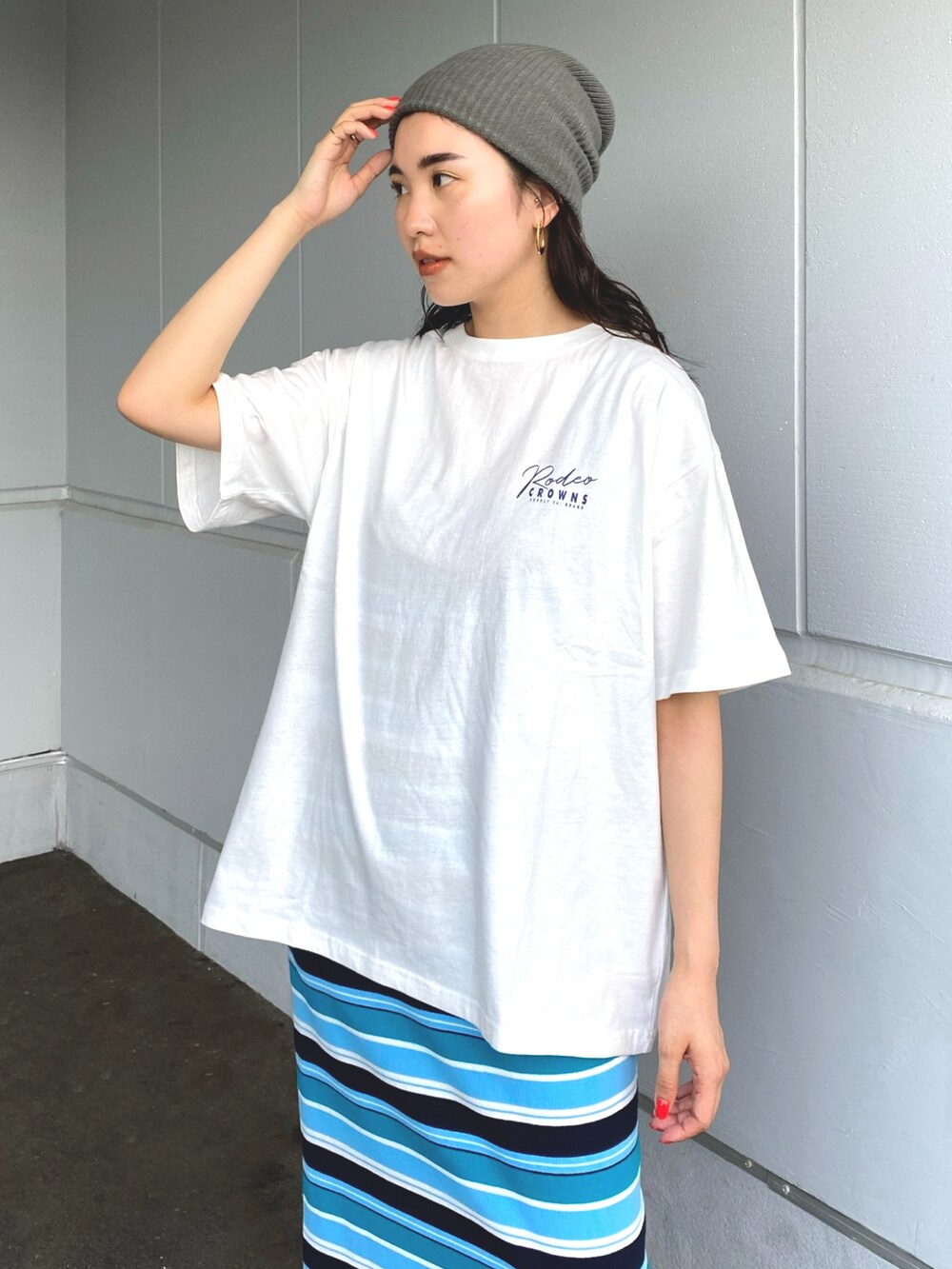 ホワイト系のTシャツ/カットソー、ブルー系のワンピースを着用したレディースの春コーディネートの3枚目の写真