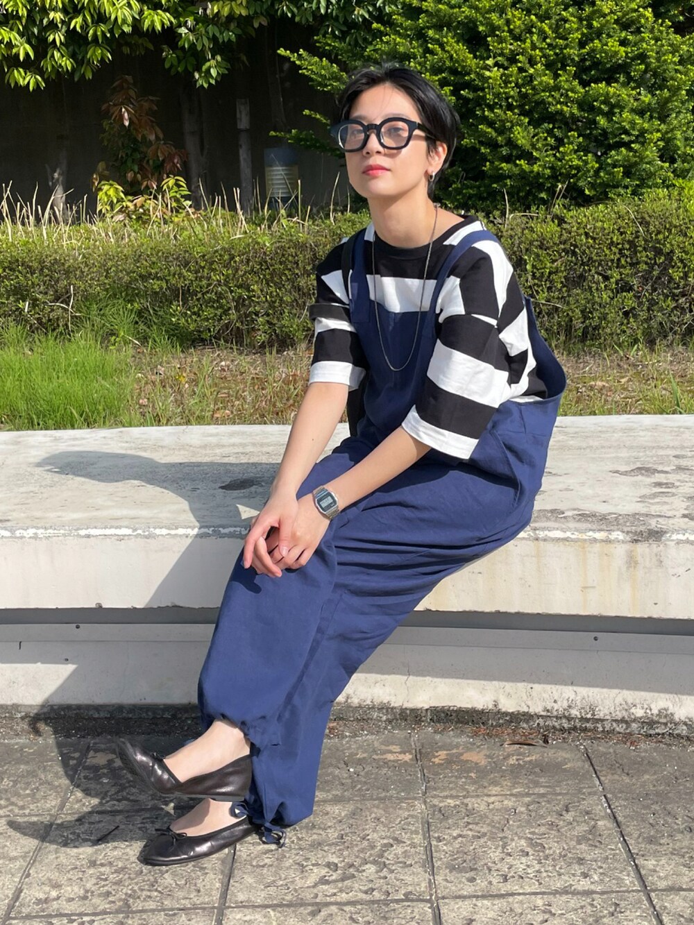 ブルー系のサロペット/オーバーオールを着用したレディースの春コーディネートの2枚目の写真