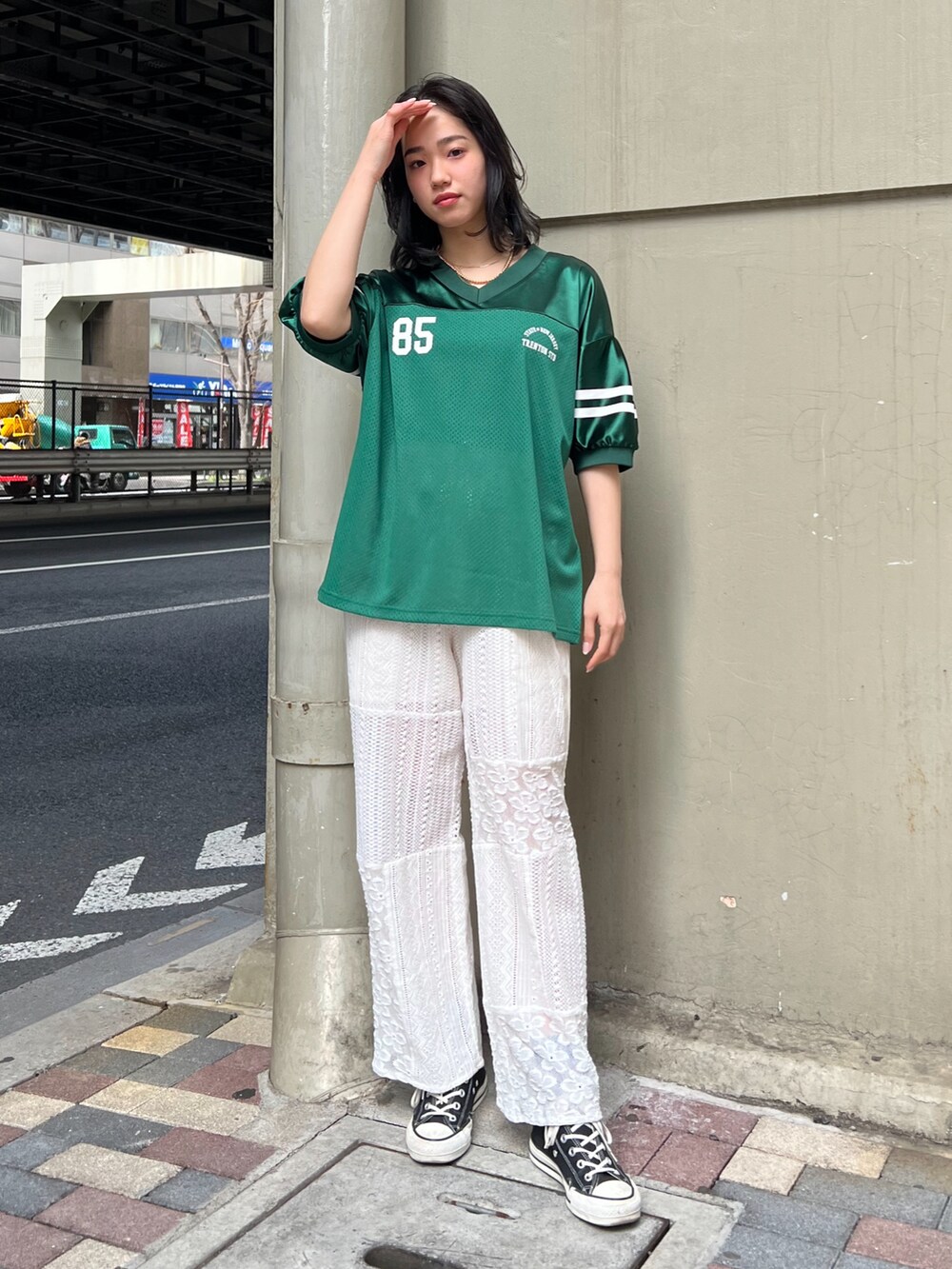 グリーン系のその他トップス、ホワイト系のその他パンツを着用したレディースの春コーディネートの2枚目の写真