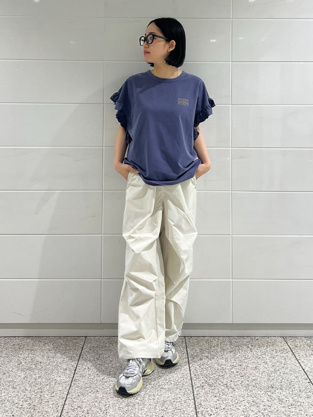 ブルー系のTシャツ/カットソー、ホワイト系のその他パンツを着用したレディースの春コーディネートの2枚目の写真