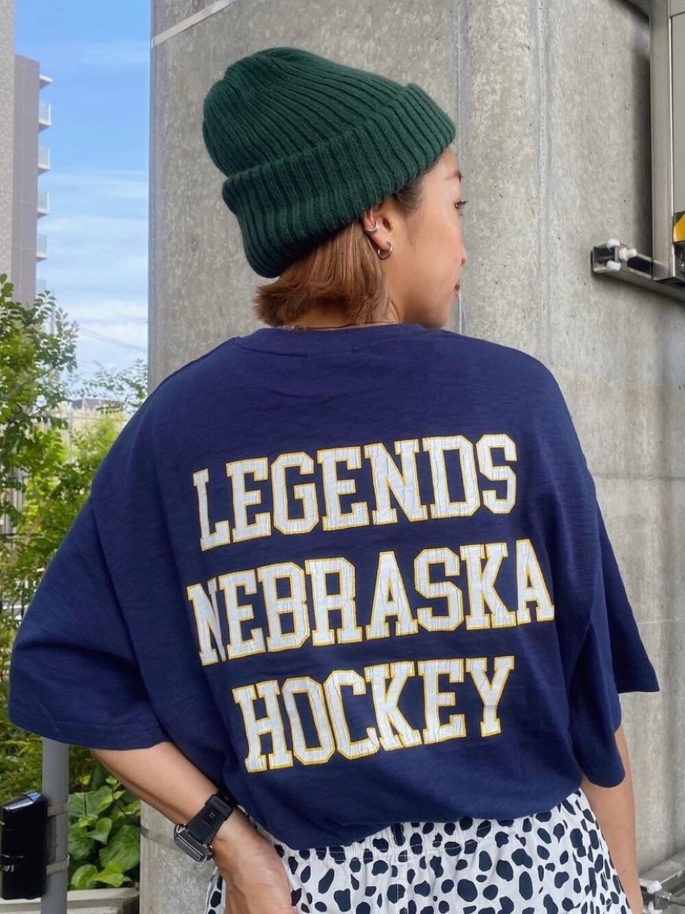 ブルー系のTシャツ/カットソー、ホワイト系のその他パンツを着用したレディースの夏コーディネートの3枚目の写真