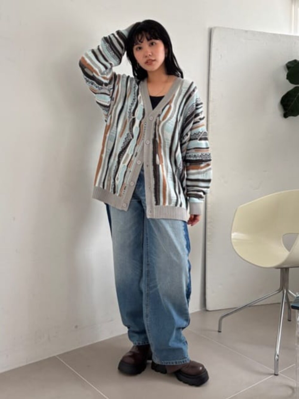 ブルー系のデニムパンツ、ブルー系のカーディガン/ボレロを着用したレディースの秋コーディネートの2枚目の写真