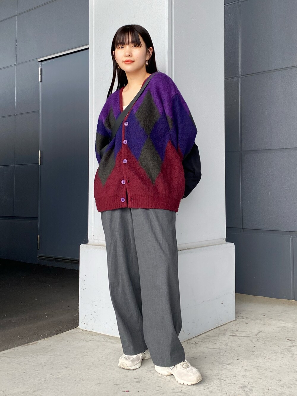 パープル系のカーディガン/ボレロ、ブラック系のショルダーバッグを着用したレディースの秋コーディネートの2枚目の写真