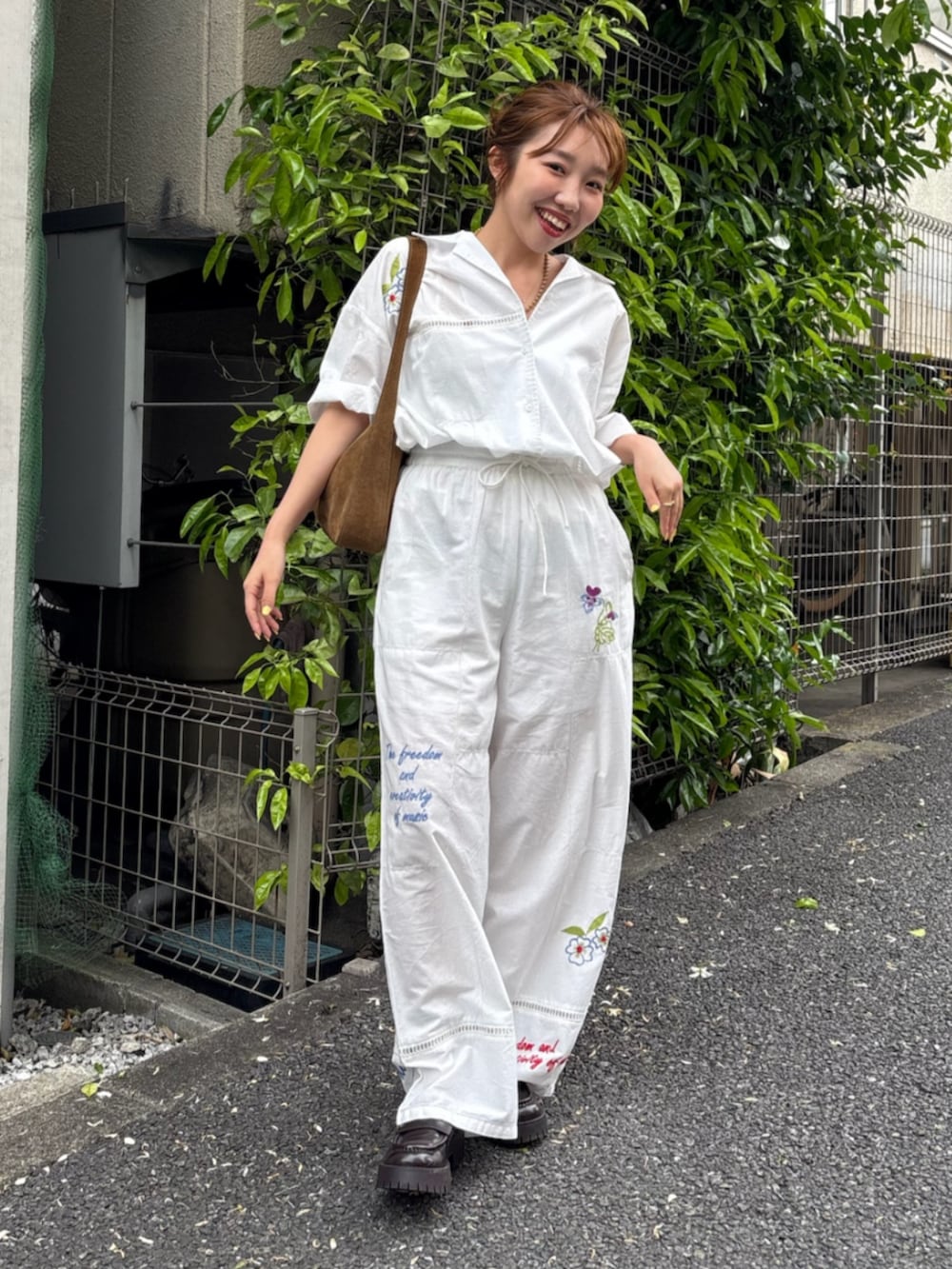 ホワイト系のシャツ/ブラウス、ホワイト系のその他パンツを着用したレディースの夏コーディネートの2枚目の写真