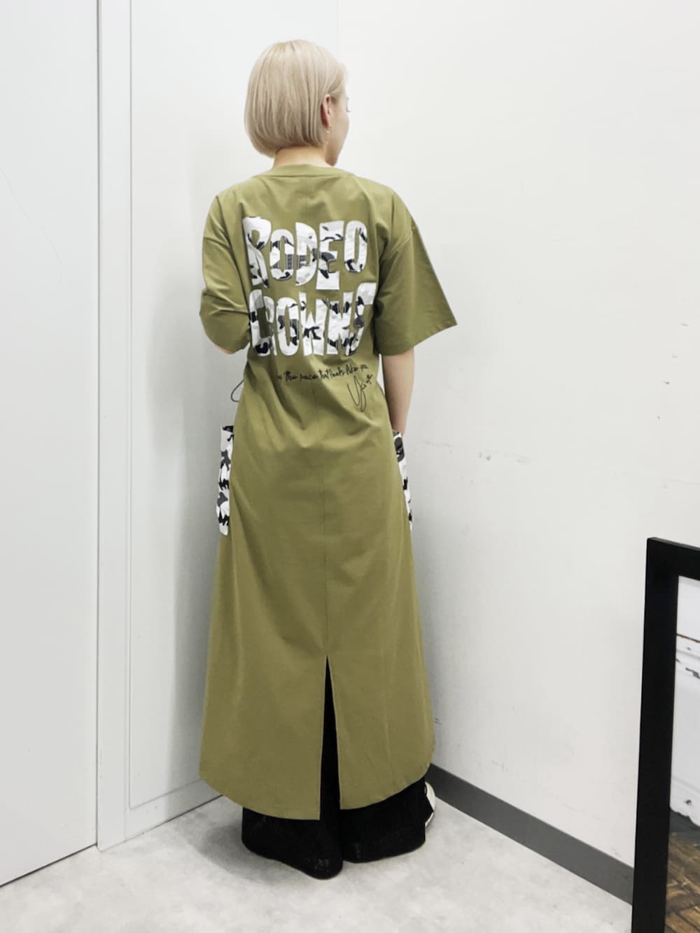 ホワイト系のその他パンツ、グリーン系のワンピースを着用したレディースの夏コーディネートの2枚目の写真