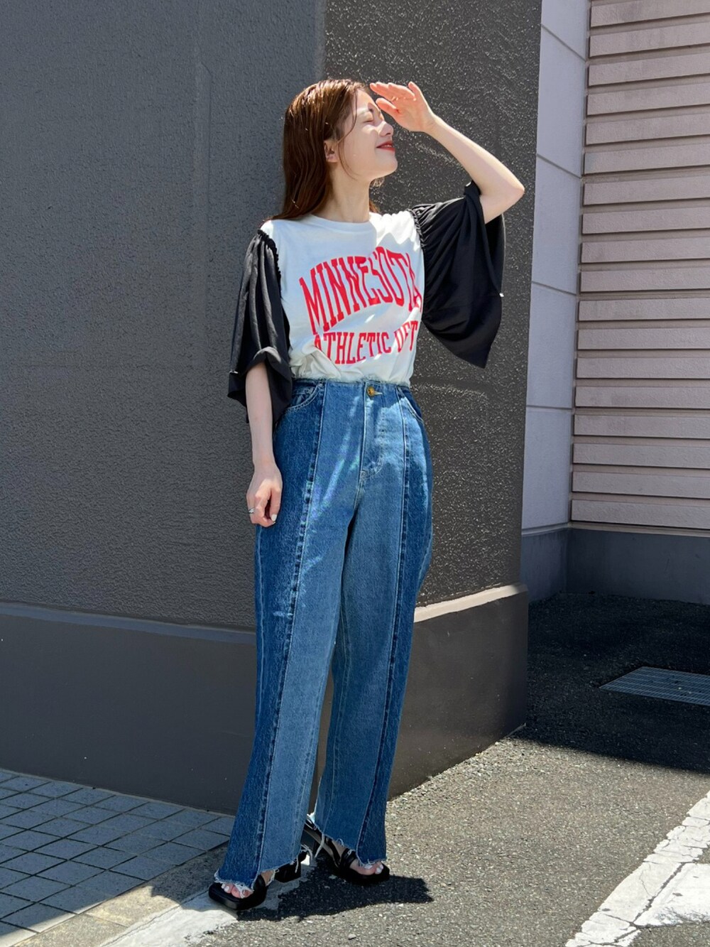 ブルー系のデニムパンツ、ホワイト系のTシャツ/カットソーを着用したレディースの夏コーディネートの2枚目の写真
