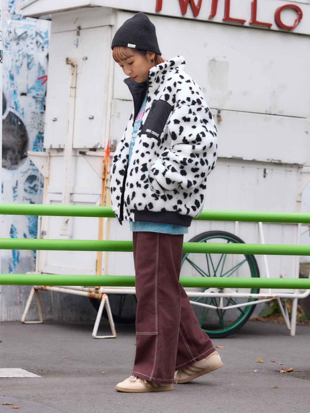 ブラック系のブルゾン、ブラウン系のその他パンツを着用したレディースの秋コーディネートの3枚目の写真