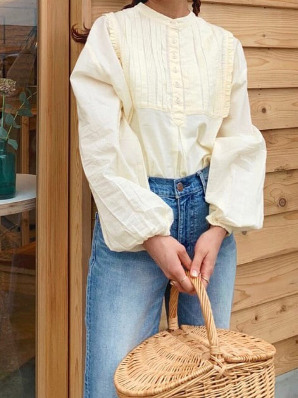 イエロー系のシャツ/ブラウス、ブルー系のデニムパンツを着用したレディースの春コーディネートの3枚目の写真