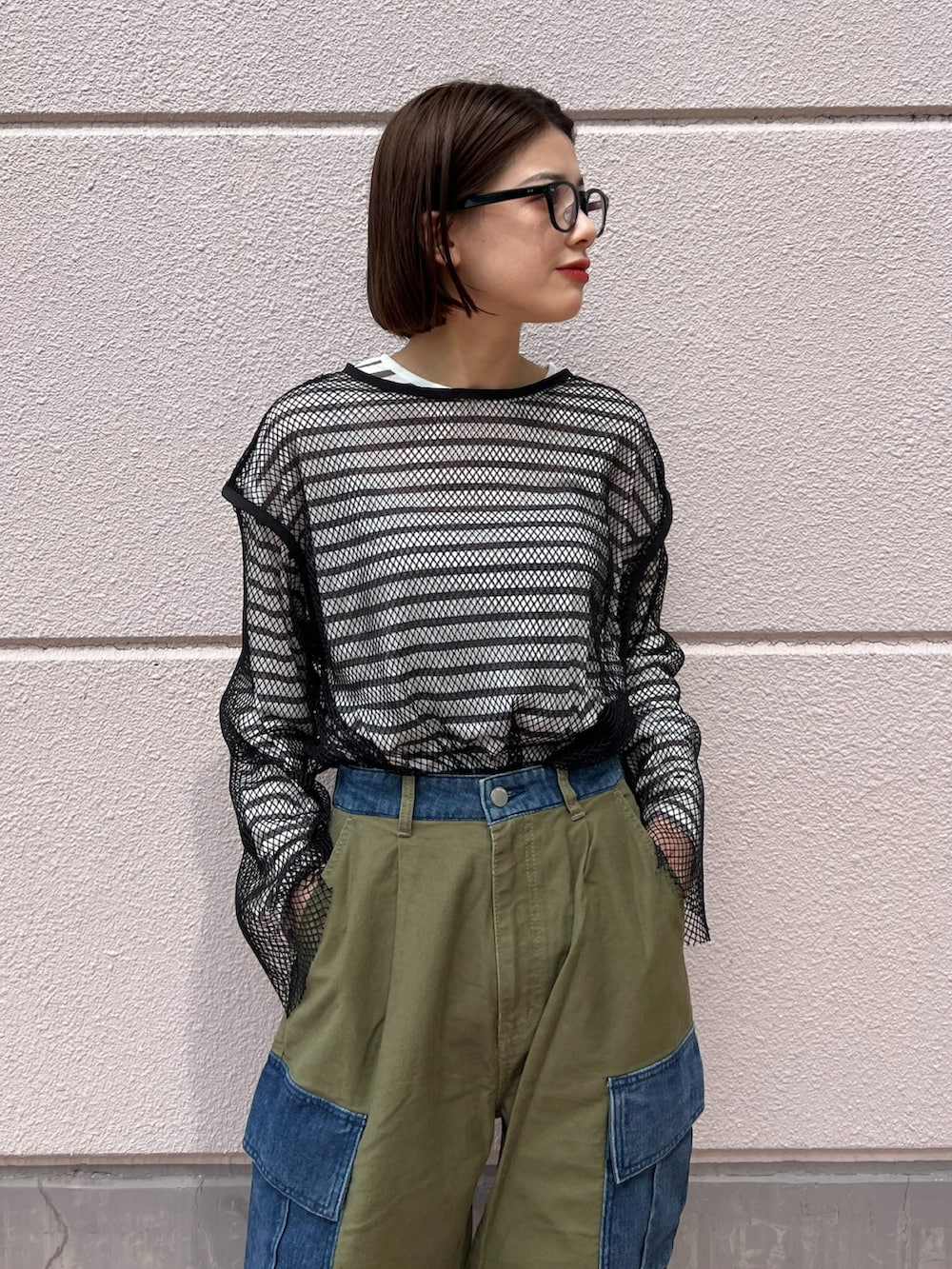 ブラック系のTシャツ/カットソー、グレー系のTシャツ/カットソー、グリーン系のカーゴパンツを着用したレディースの秋コーディネートの2枚目の写真