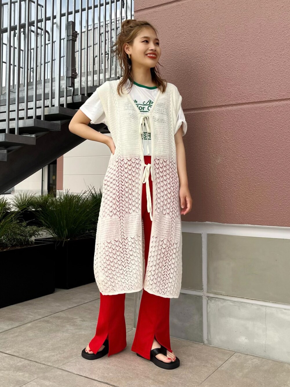 ホワイト系のベスト、レッド系のその他パンツ、ホワイト系のTシャツ/カットソーを着用したレディースの夏コーディネートの2枚目の写真