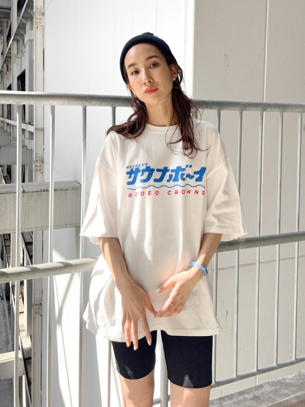ホワイト系のTシャツ/カットソー、ブラック系のニットキャップ/ビーニー、ブラック系のレギンス/スパッツを着用したレディースの春コーディネートの2枚目の写真