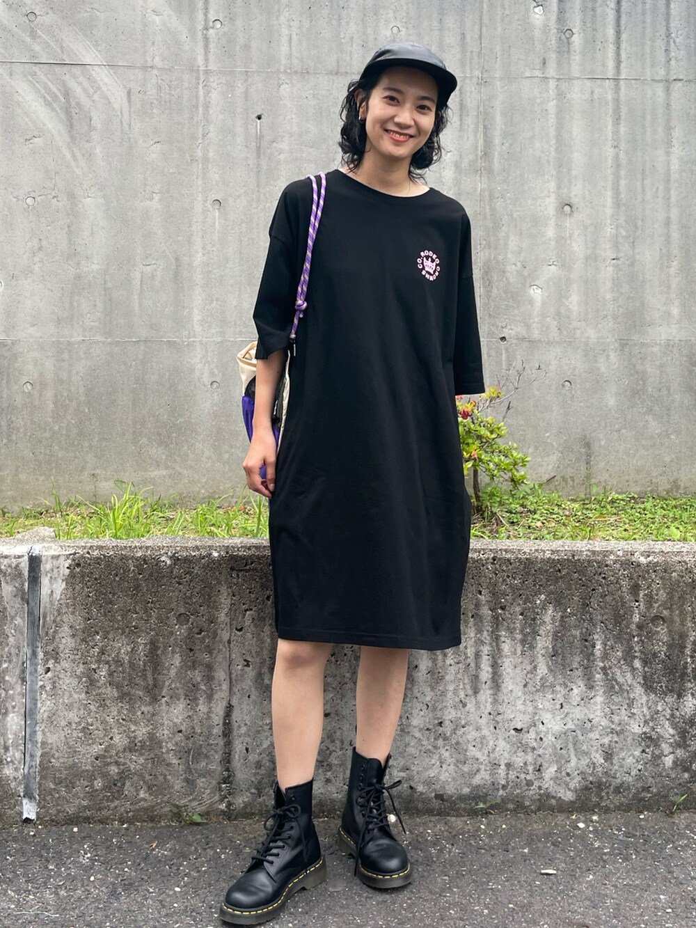 ブラック系のワンピース、ベージュ系のバックパック/リュックを着用したレディースの夏コーディネートの3枚目の写真