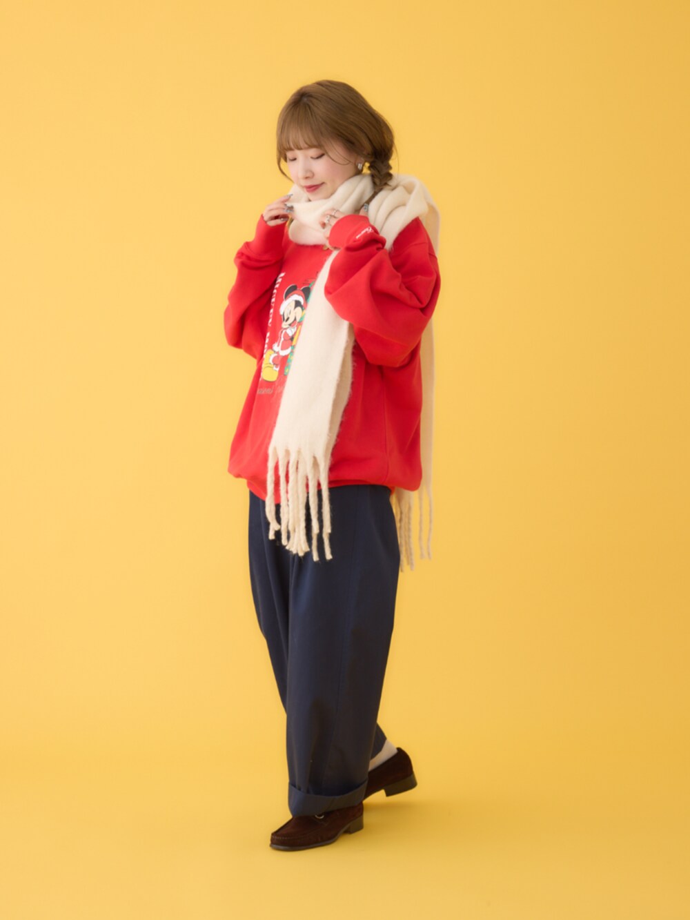 「冬コーデ、ホリデースタイル、クリスマスコーデ、X'mas、ミッキーコラボ、ディズニーコラボ、マグカップ、マフラー、パンツスタイル、RODEO CROWNS WIDE BOWL、RODEOCROWNS、ロデオクラウンズワイドボウル、ロデオクラウンズ」｜「RODEO CROWNS WIDE BOWLの(MICKEY)Xmasスウェットトップス（スウェット、レッド系）」を使った、RODEOCROWNSWIDEBOWLさん（レディース・156cm）の秋コーディネートの4枚目の写真