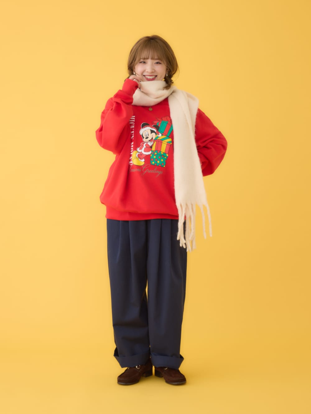 「冬コーデ、ホリデースタイル、クリスマスコーデ、X'mas、ミッキーコラボ、ディズニーコラボ、マグカップ、マフラー、パンツスタイル、RODEO CROWNS WIDE BOWL、RODEOCROWNS、ロデオクラウンズワイドボウル、ロデオクラウンズ」｜「RODEO CROWNS WIDE BOWLの(MICKEY)Xmasスウェットトップス（スウェット、レッド系）」を使った、RODEOCROWNSWIDEBOWLさん（レディース・156cm）の秋コーディネートの3枚目の写真