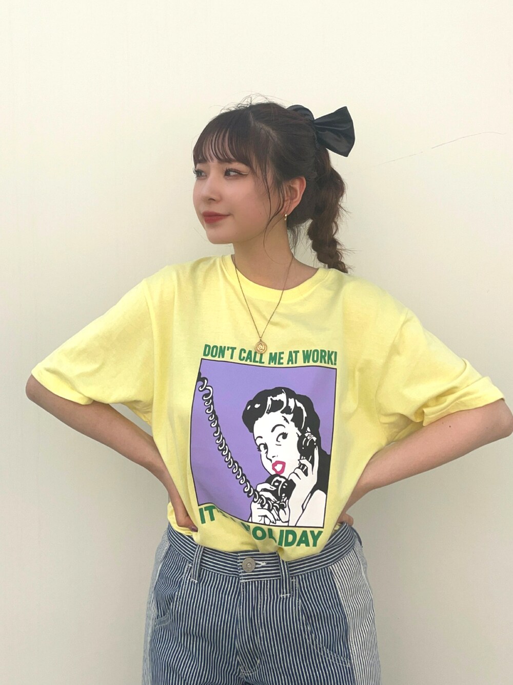 ブルー系のデニムパンツ、イエロー系のTシャツ/カットソーを着用したレディースの春コーディネートの2枚目の写真