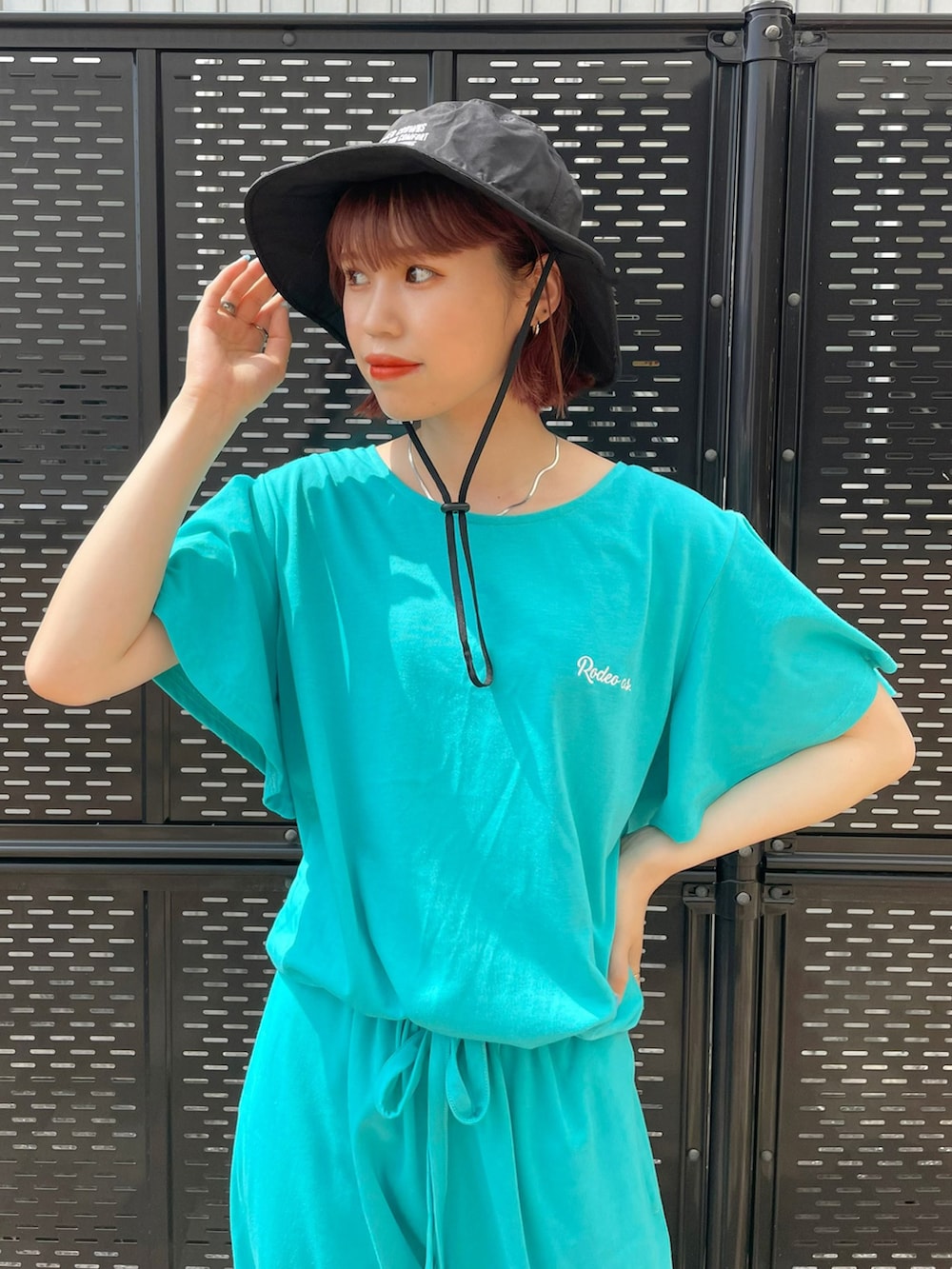 ブルー系のつなぎ/オールインワン、ブラック系のハットを着用したレディースの夏コーディネートの2枚目の写真