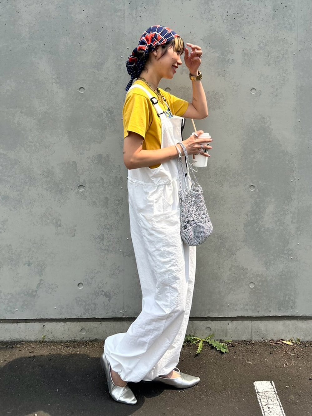 ホワイト系のサロペット/オーバーオール、イエロー系のTシャツ/カットソー、シルバー系のハンドバッグを着用したレディースの夏コーディネートの2枚目の写真