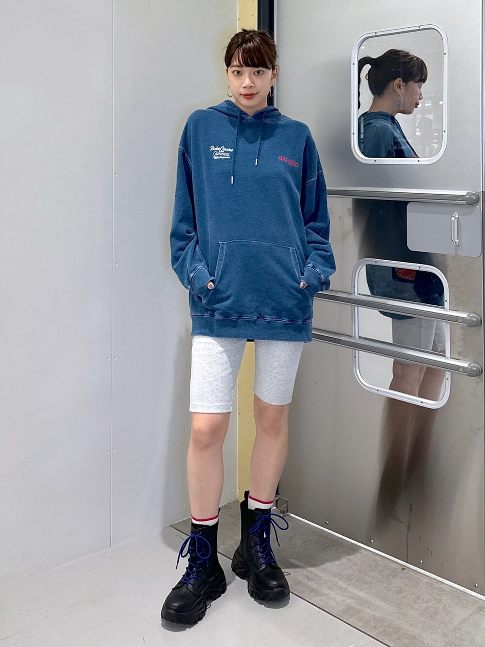 グレー系のその他パンツ、ブルー系のパーカー、ブラック系のブーツを着用したレディースの秋コーディネートの3枚目の写真