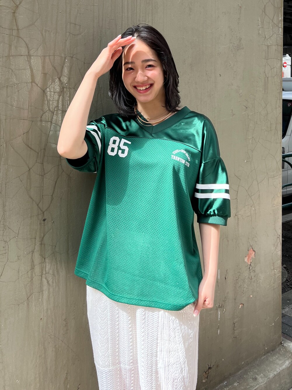 グリーン系のその他トップス、ホワイト系のその他パンツを着用したレディースの春コーディネートの3枚目の写真