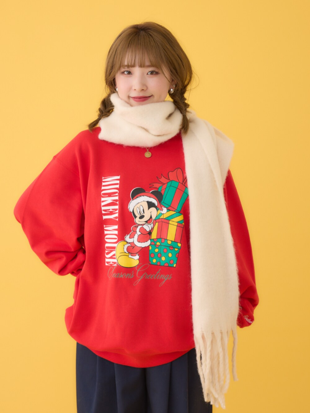 「冬コーデ、ホリデースタイル、クリスマスコーデ、X'mas、ミッキーコラボ、ディズニーコラボ、マグカップ、マフラー、パンツスタイル、RODEO CROWNS WIDE BOWL、RODEOCROWNS、ロデオクラウンズワイドボウル、ロデオクラウンズ」｜「RODEO CROWNS WIDE BOWLの(MICKEY)Xmasスウェットトップス（スウェット、レッド系）」を使った、RODEOCROWNSWIDEBOWLさん（レディース・156cm）の秋コーディネートの2枚目の写真