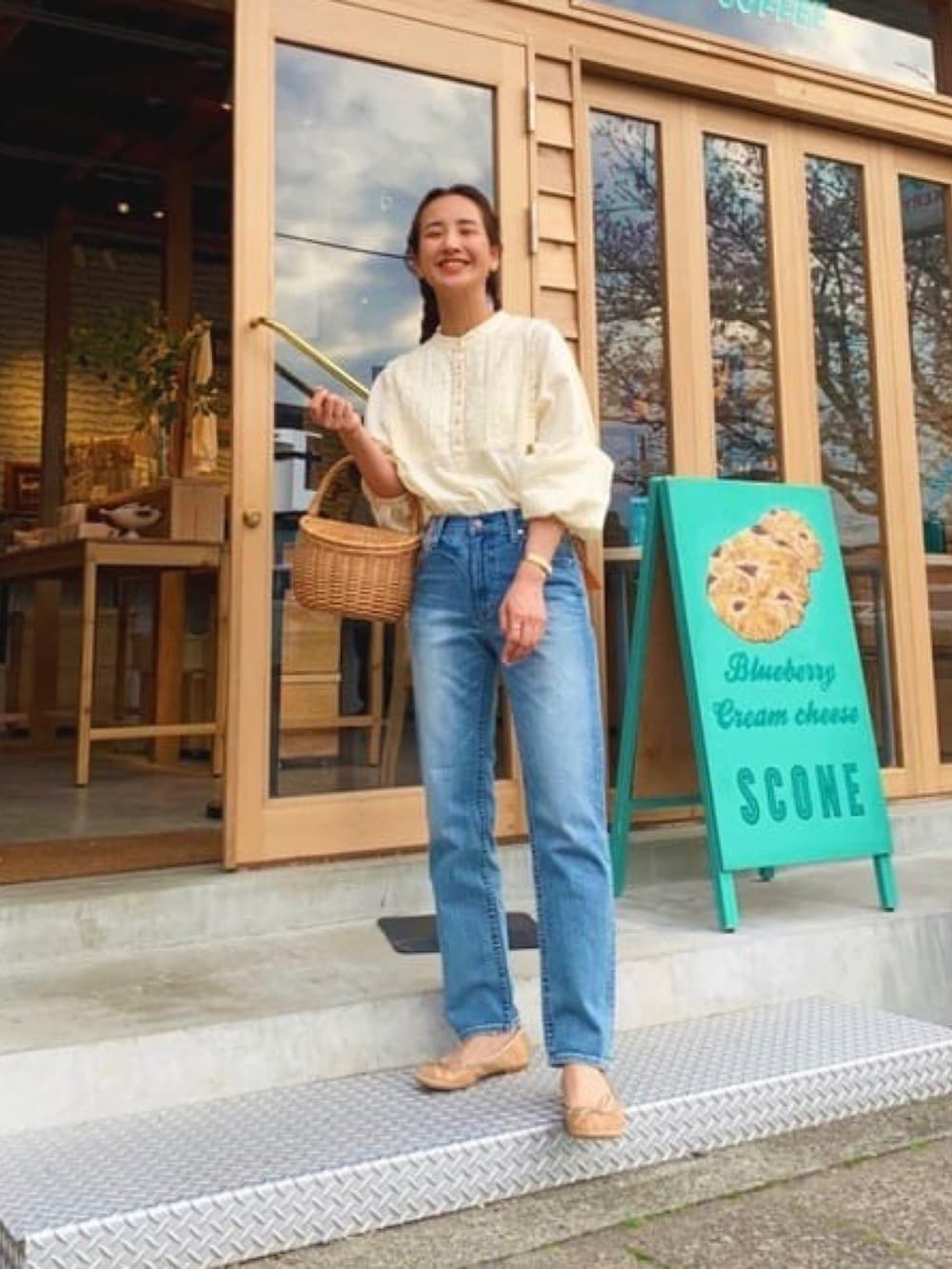 イエロー系のシャツ/ブラウス、ブルー系のデニムパンツを着用したレディースの春コーディネートの4枚目の写真