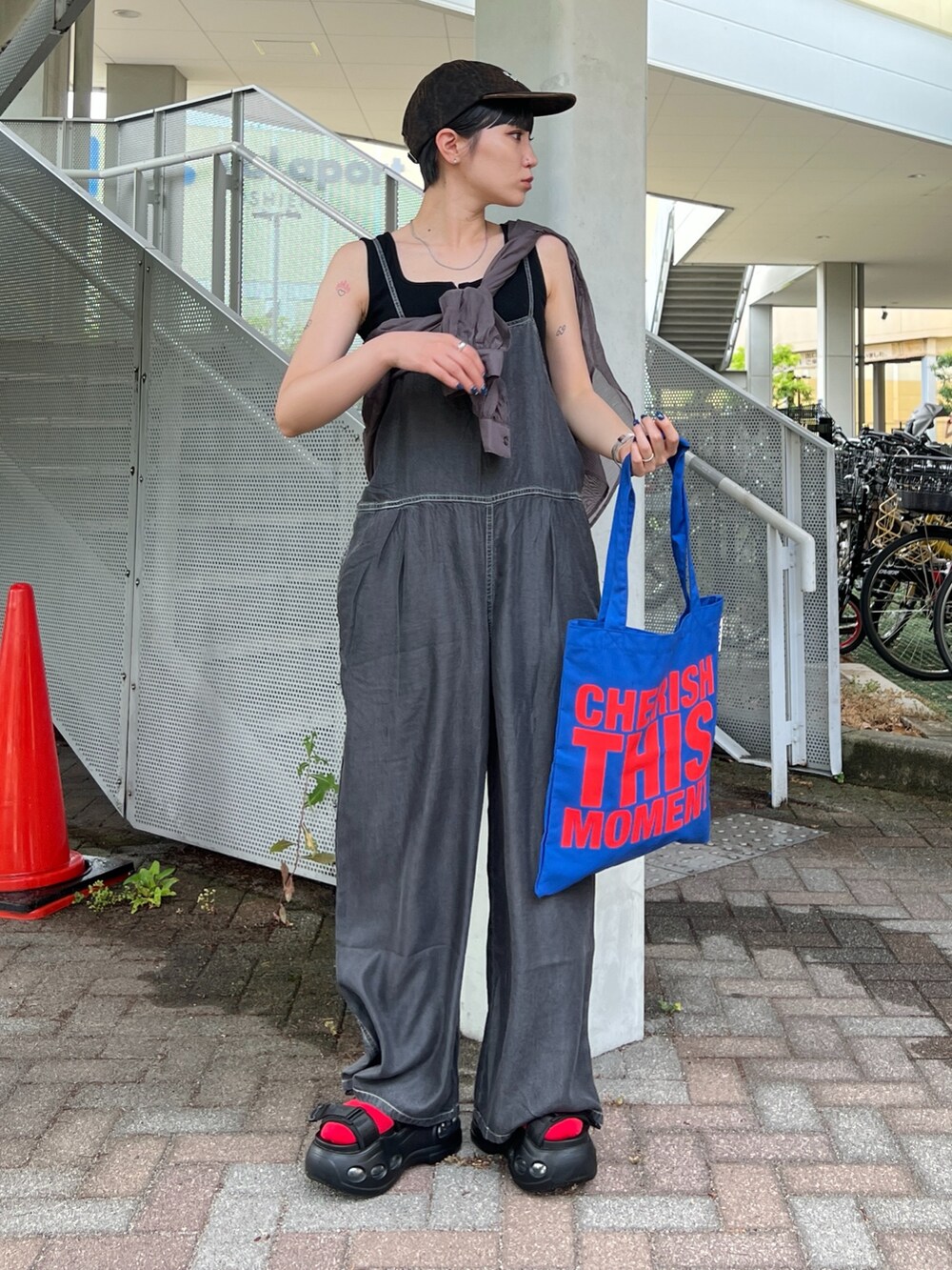 ブラック系のつなぎ/オールインワンを着用したレディースの夏コーディネートの3枚目の写真