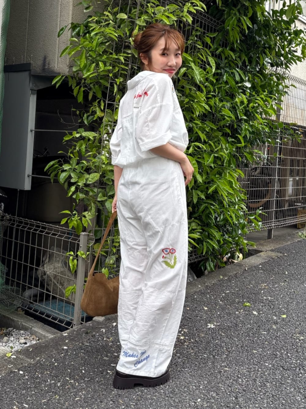 ホワイト系のシャツ/ブラウス、ホワイト系のその他パンツを着用したレディースの夏コーディネートの3枚目の写真