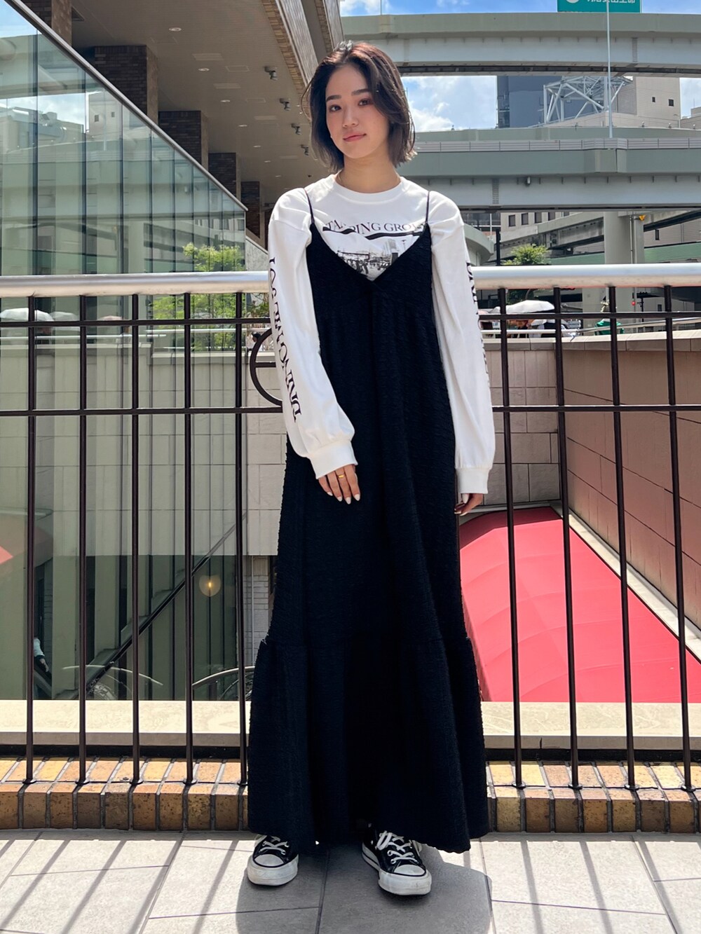 ホワイト系のTシャツ/カットソー、ブラック系のワンピースを着用したレディースの秋コーディネートの2枚目の写真