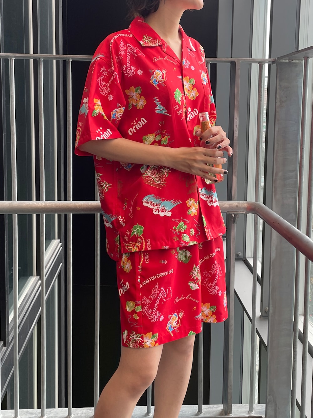 レッド系のシャツ/ブラウス、レッド系のその他パンツを着用したレディースの夏コーディネートの2枚目の写真