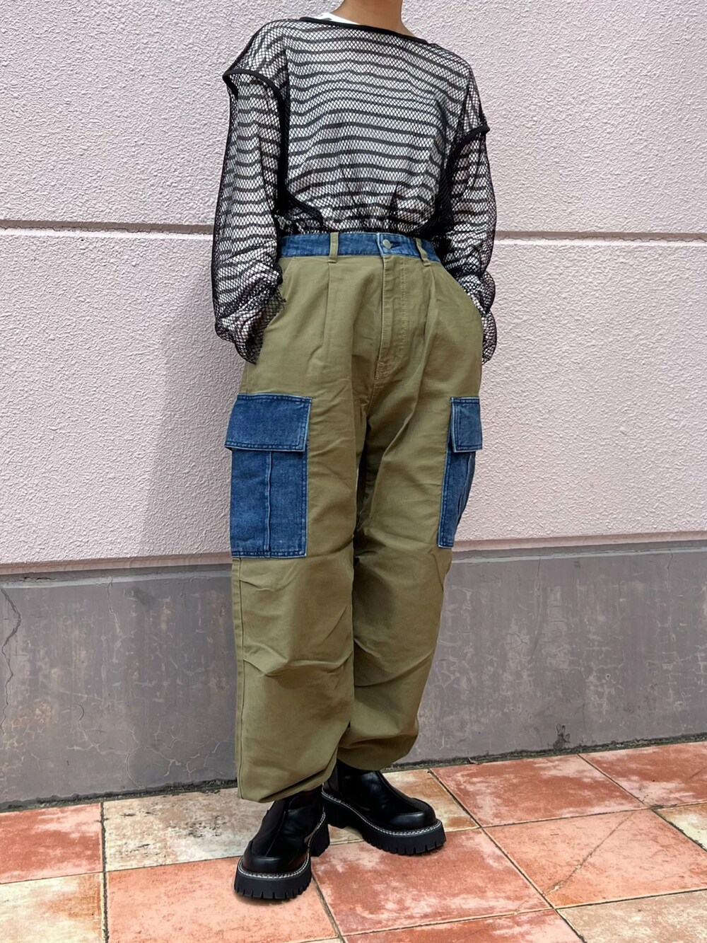 ブラック系のTシャツ/カットソー、グレー系のTシャツ/カットソー、グリーン系のカーゴパンツを着用したレディースの秋コーディネートの3枚目の写真