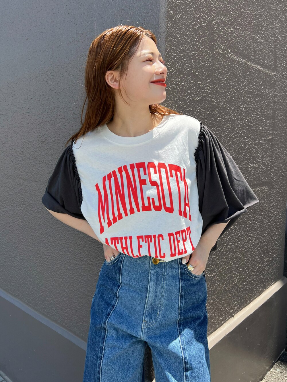ブルー系のデニムパンツ、ホワイト系のTシャツ/カットソーを着用したレディースの夏コーディネートの3枚目の写真