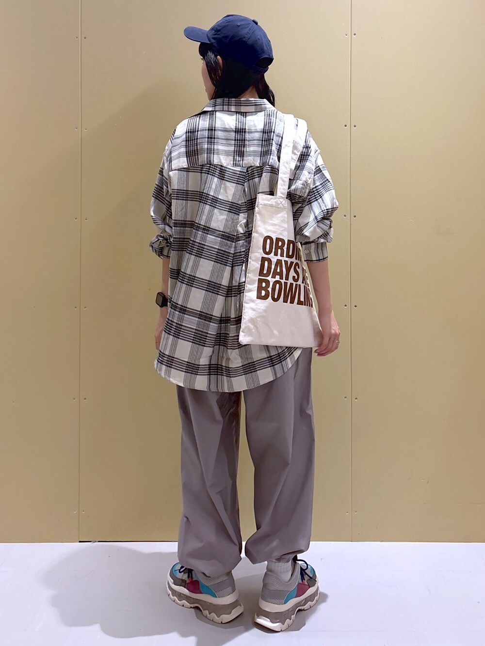 ブラック系のシャツ/ブラウス、グレー系のその他パンツ、その他のスニーカーを着用したレディースの春コーディネートの3枚目の写真