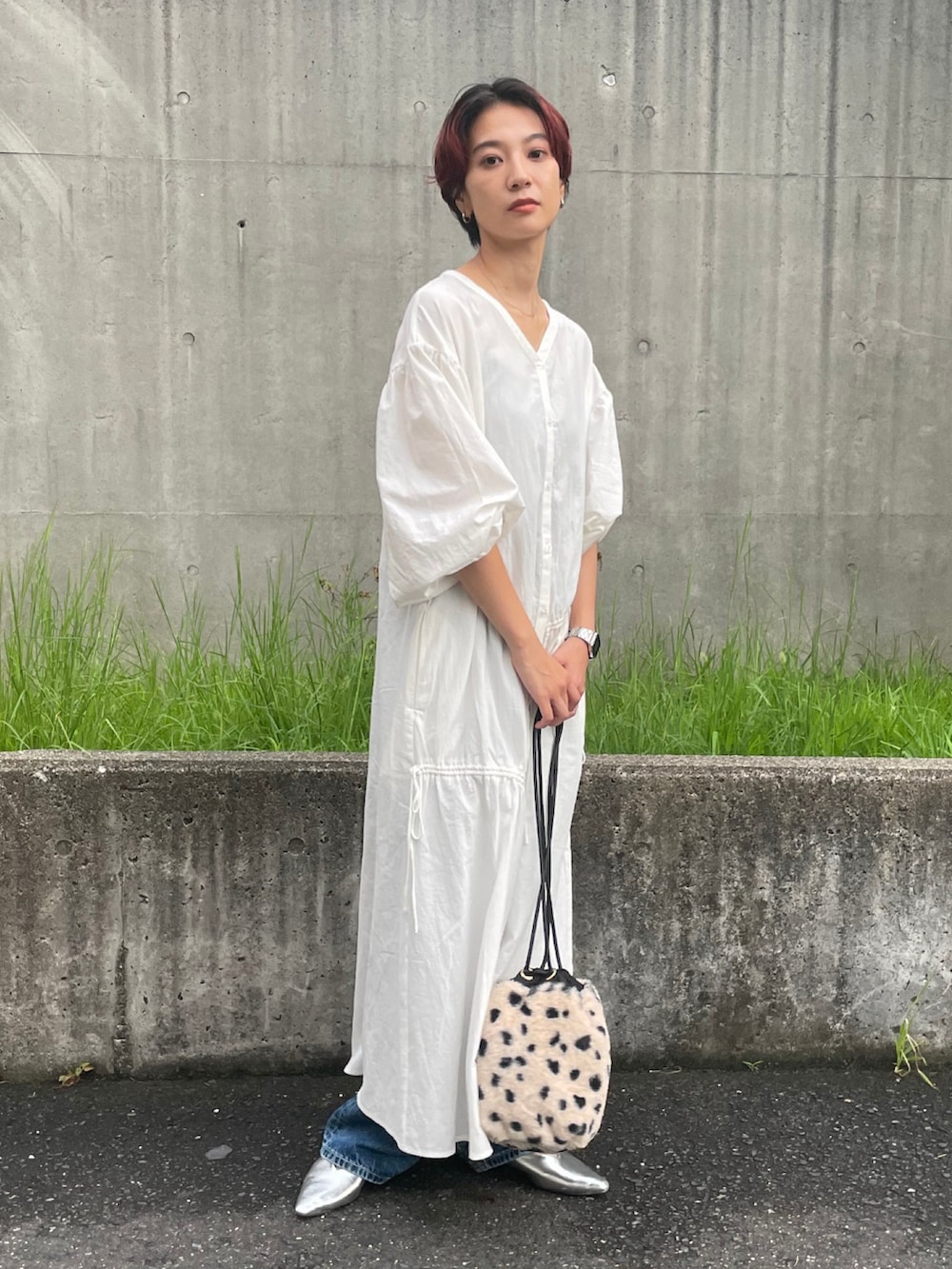 ホワイト系のワンピース、ホワイト系のショルダーバッグ、シルバー系のパンプスを着用したレディースの秋コーディネートの2枚目の写真