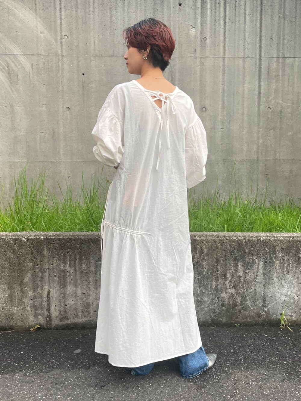 ホワイト系のワンピース、ホワイト系のショルダーバッグ、シルバー系のパンプスを着用したレディースの秋コーディネートの3枚目の写真