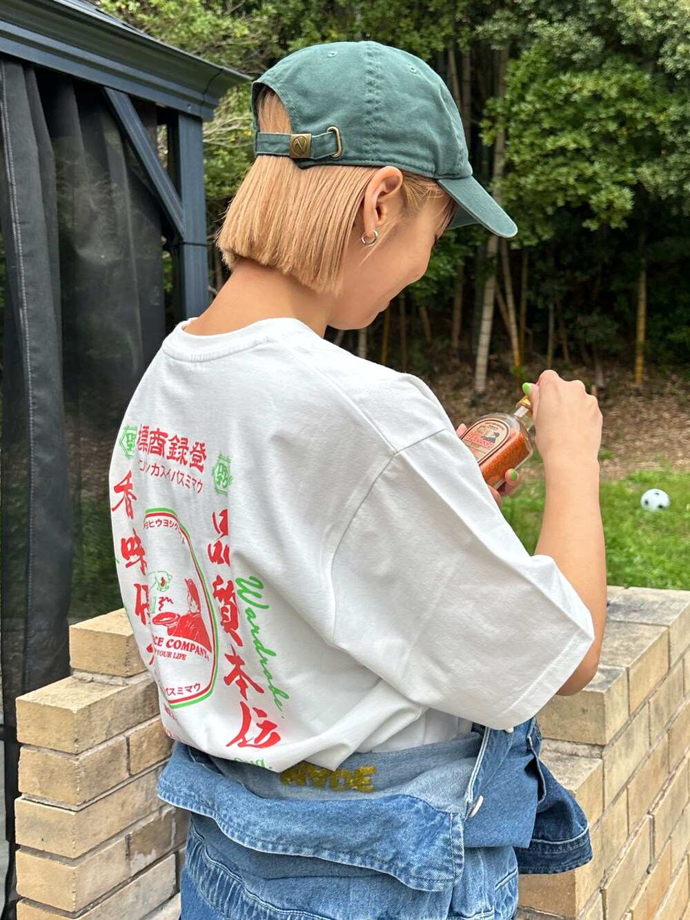 ホワイト系のTシャツ/カットソー、ブラック系のTシャツ/カットソーを着用したレディースの春コーディネートの3枚目の写真