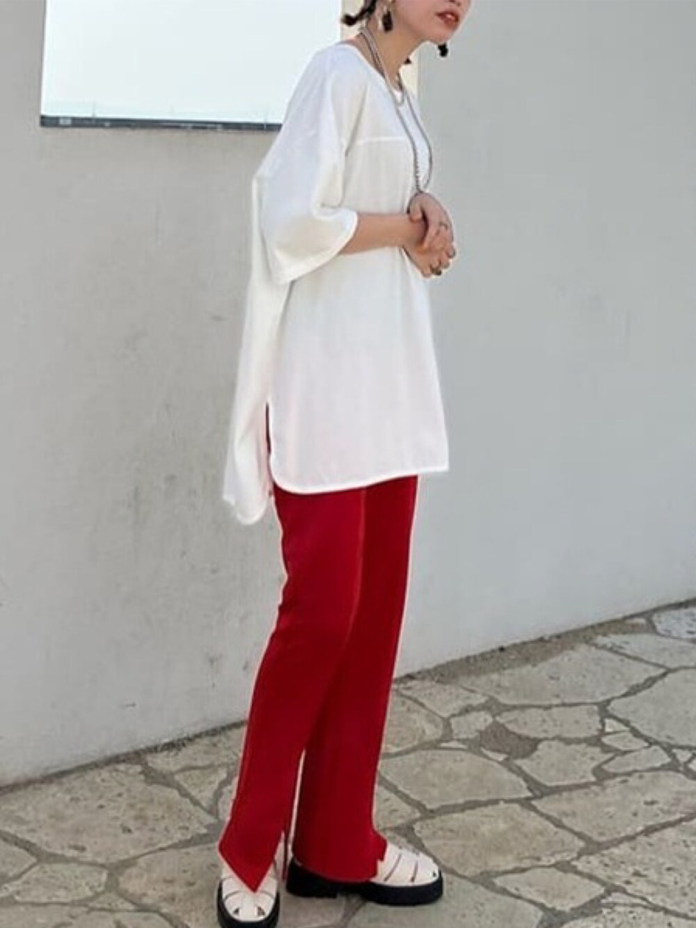 レッド系のその他パンツ、ホワイト系のワンピース、ホワイト系のサンダルを着用したレディースの春コーディネートの2枚目の写真